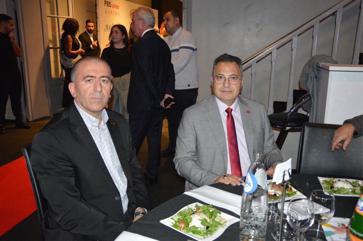 ~~‘BIZZ ASSOCIATIONS AWARDS’ BELÇİKA›DA BAŞARIYA İMZA ATANLARI PLAKETLERLE ÖDÜLLENDİRDİ