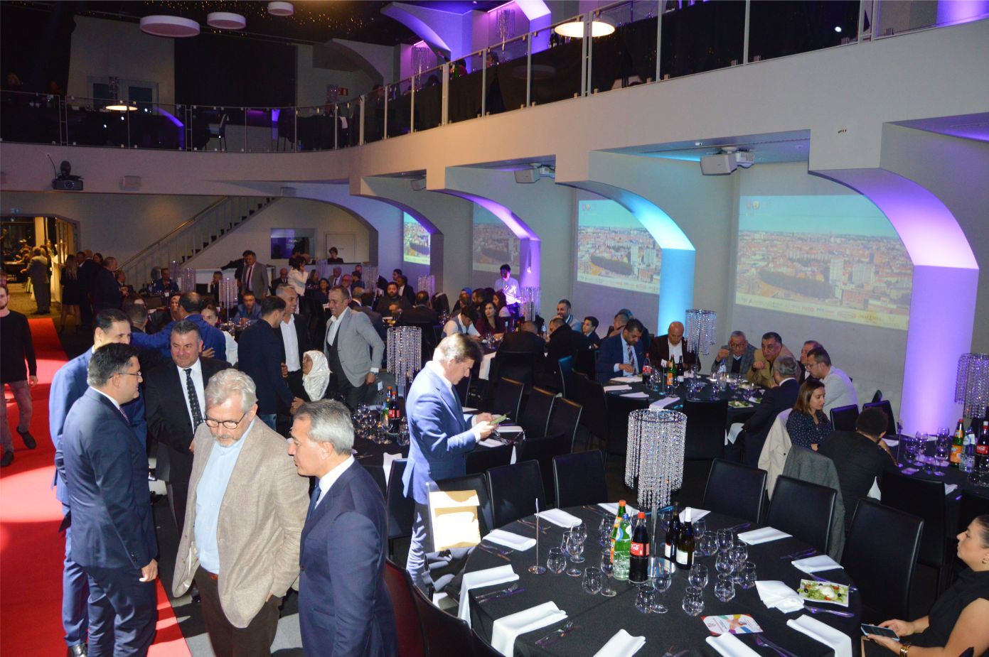 ~~‘BIZZ ASSOCIATIONS AWARDS’ BELÇİKA›DA BAŞARIYA İMZA ATANLARI PLAKETLERLE ÖDÜLLENDİRDİ
