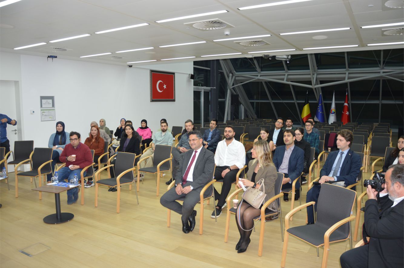 ~~BİLİM DALINDA ÖDÜL ALAN DR. ÇAĞATAY AYDIN BRÜKSEL’DE ÜNİVERSİTELİLERLE BULUŞTU.