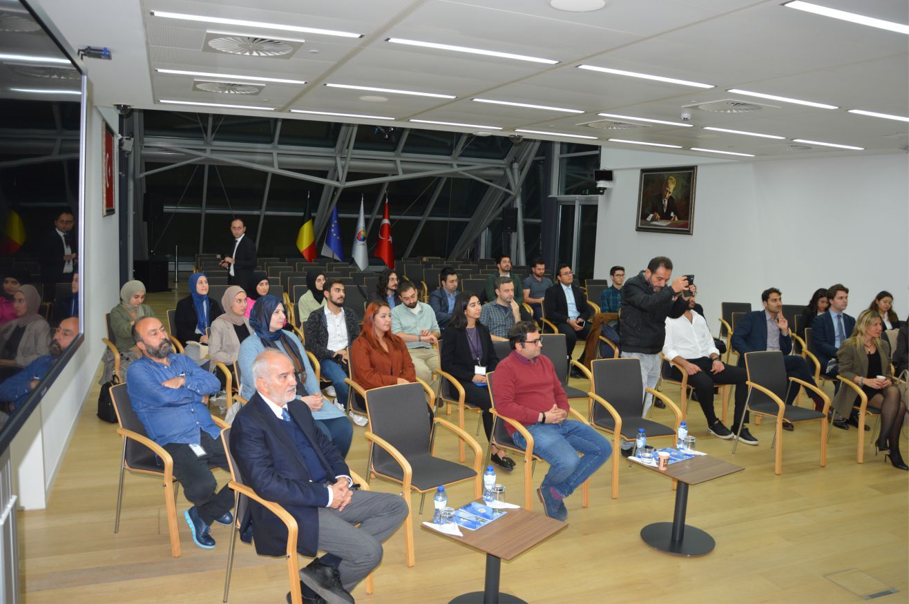 ~~BİLİM DALINDA ÖDÜL ALAN DR. ÇAĞATAY AYDIN BRÜKSEL’DE ÜNİVERSİTELİLERLE BULUŞTU.