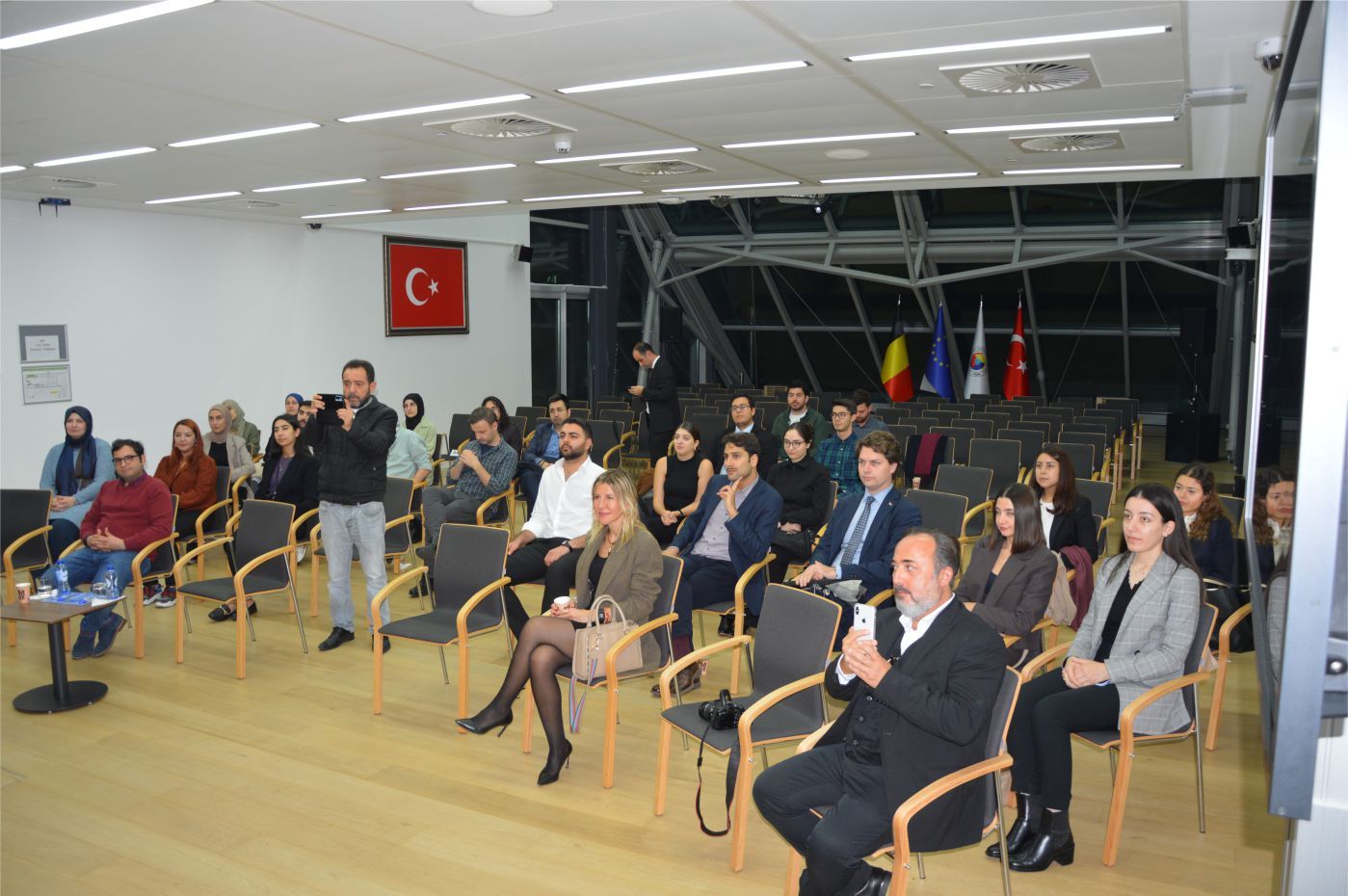 ~~BİLİM DALINDA ÖDÜL ALAN DR. ÇAĞATAY AYDIN BRÜKSEL’DE ÜNİVERSİTELİLERLE BULUŞTU.