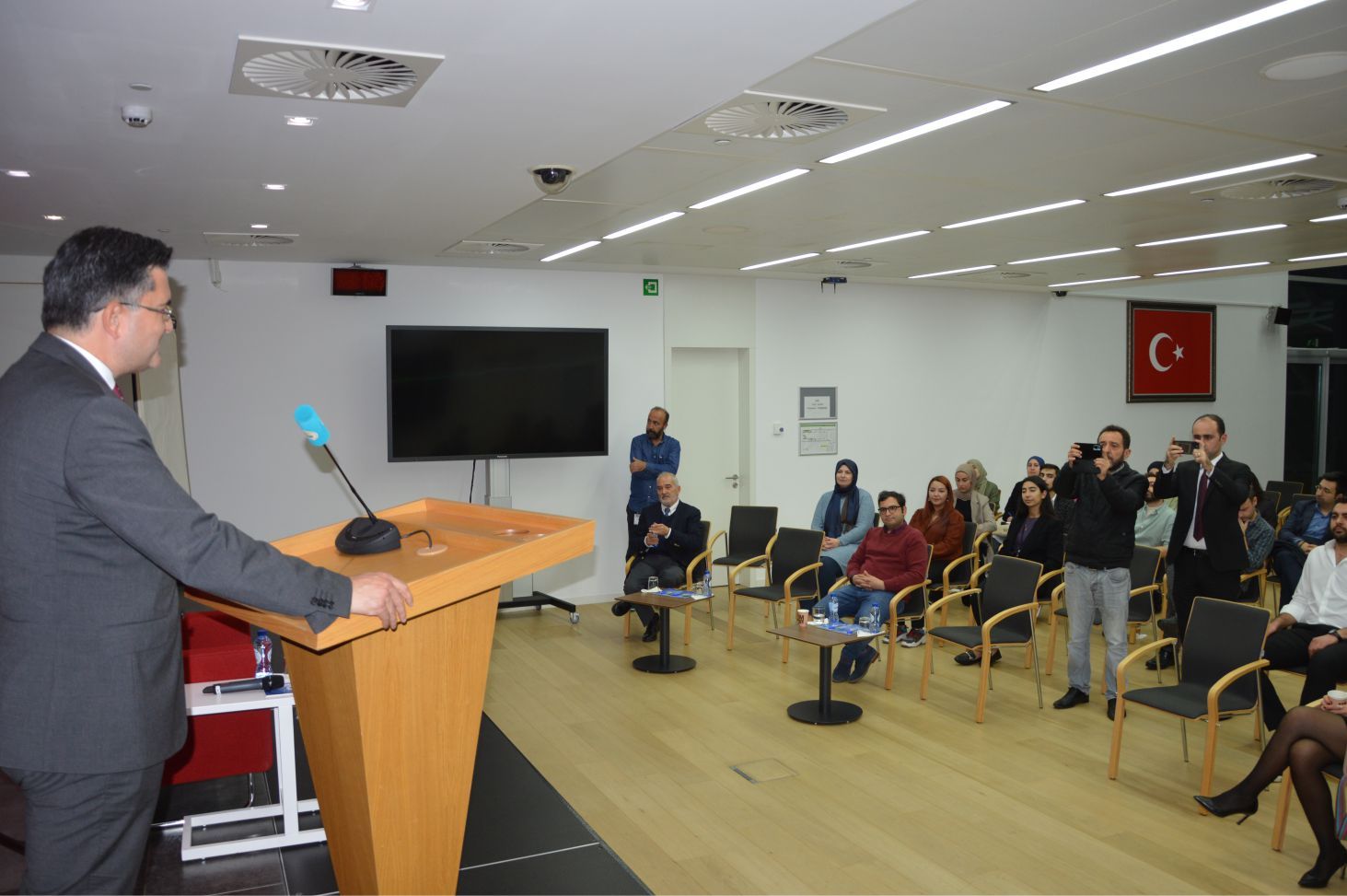 ~~BİLİM DALINDA ÖDÜL ALAN DR. ÇAĞATAY AYDIN BRÜKSEL’DE ÜNİVERSİTELİLERLE BULUŞTU.