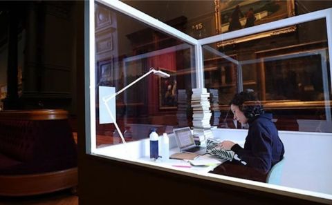 Belçikalı yazar Saskia De Coster cam odaya kapandı