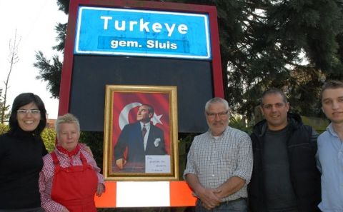 Hollanda'nın Hiç Türk Yaşamayan Bu Köyüne Neden 