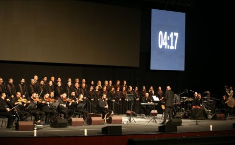 Depremlerde 7 üyesini kaybeden Antakya Medeniyetler Korosu, Adana'da konser verdi