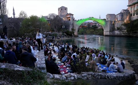 Tarihi Mostar Köprüsü'nün yakınında 1300 kişilik iftar düzenlendi