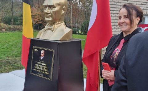 LIEGE BÖLGESİNDE EVİNİN ÖNÜNE ATATÜRK HEYKELİ DİKTİ…