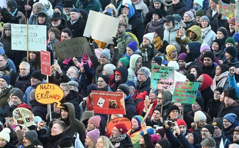 Almanya'da aşırı sağa karşı protestolar büyüyor