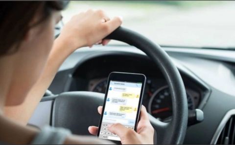Limburg’da direksiyon başında telefon kullananlar ehliyetini kaybedecek