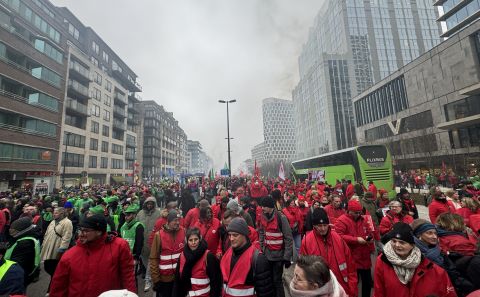 Belçika'da yaklaşık 60 bin işçi hükümetin tasarruf tedbirlerini protesto etti