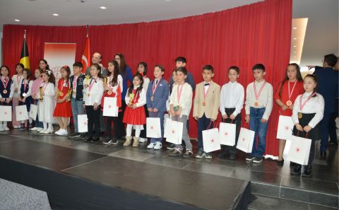 ‘İSTİKLAL MARŞI’NI EZBERE GÜZEL OKUMA BELÇİKA FİNALİ’NDE ÇOCUKLARIMIZ MARŞIMIZI BÜYÜK BİR COŞKUYLA OKUDULAR…