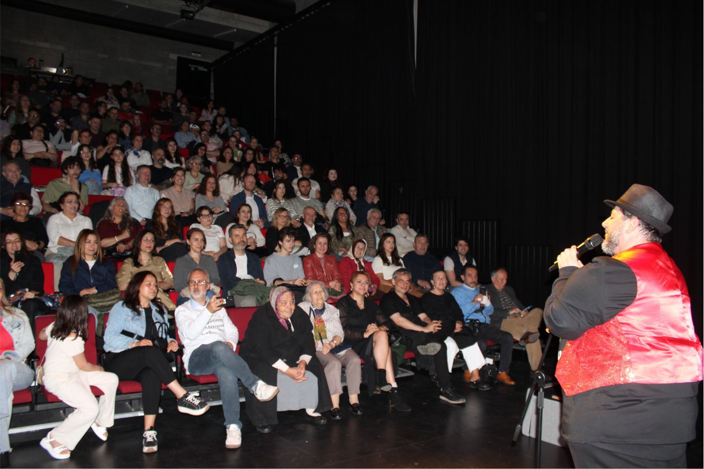 Binfikir Tiyatro'nun Sezon Finalinde Kahkaha ve Alkış Birbirine Karıştı