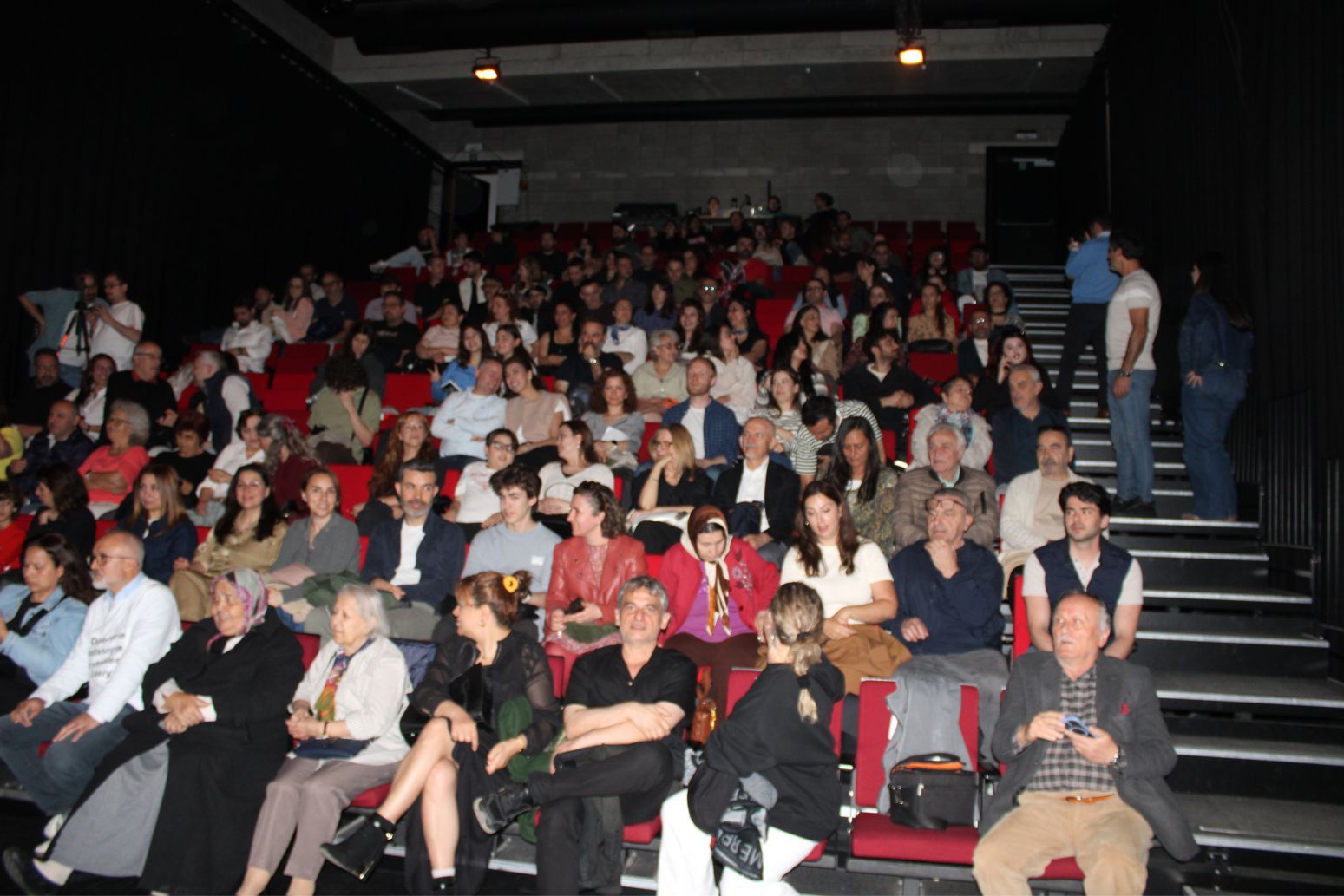 Binfikir Tiyatro'nun Sezon Finalinde Kahkaha ve Alkış Birbirine Karıştı