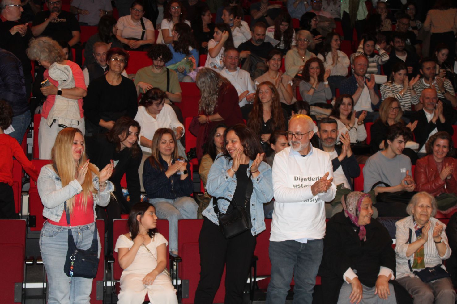Binfikir Tiyatro'nun Sezon Finalinde Kahkaha ve Alkış Birbirine Karıştı