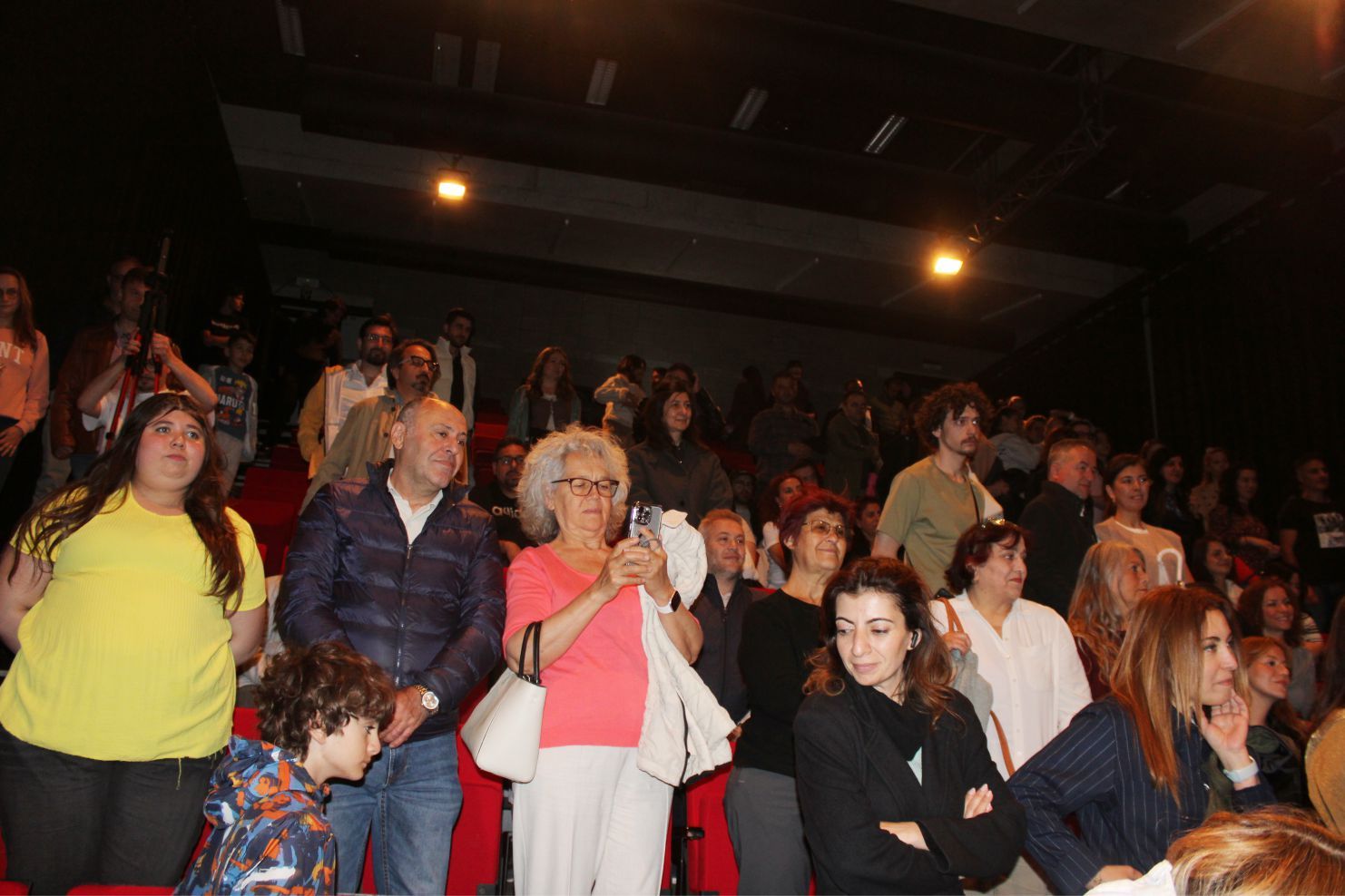 Binfikir Tiyatro'nun Sezon Finalinde Kahkaha ve Alkış Birbirine Karıştı