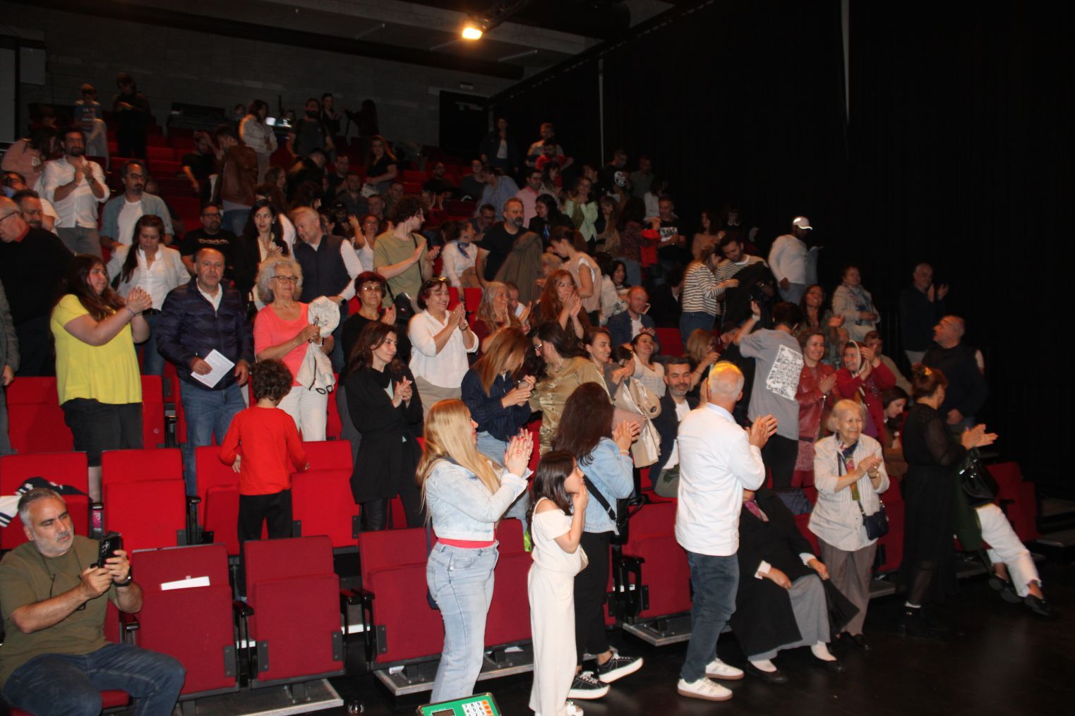 Binfikir Tiyatro'nun Sezon Finalinde Kahkaha ve Alkış Birbirine Karıştı