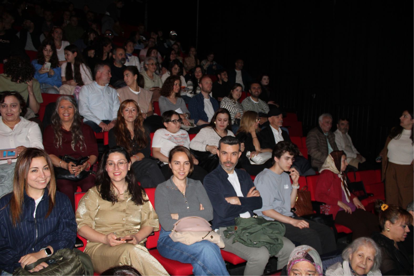 Binfikir Tiyatro'nun Sezon Finalinde Kahkaha ve Alkış Birbirine Karıştı