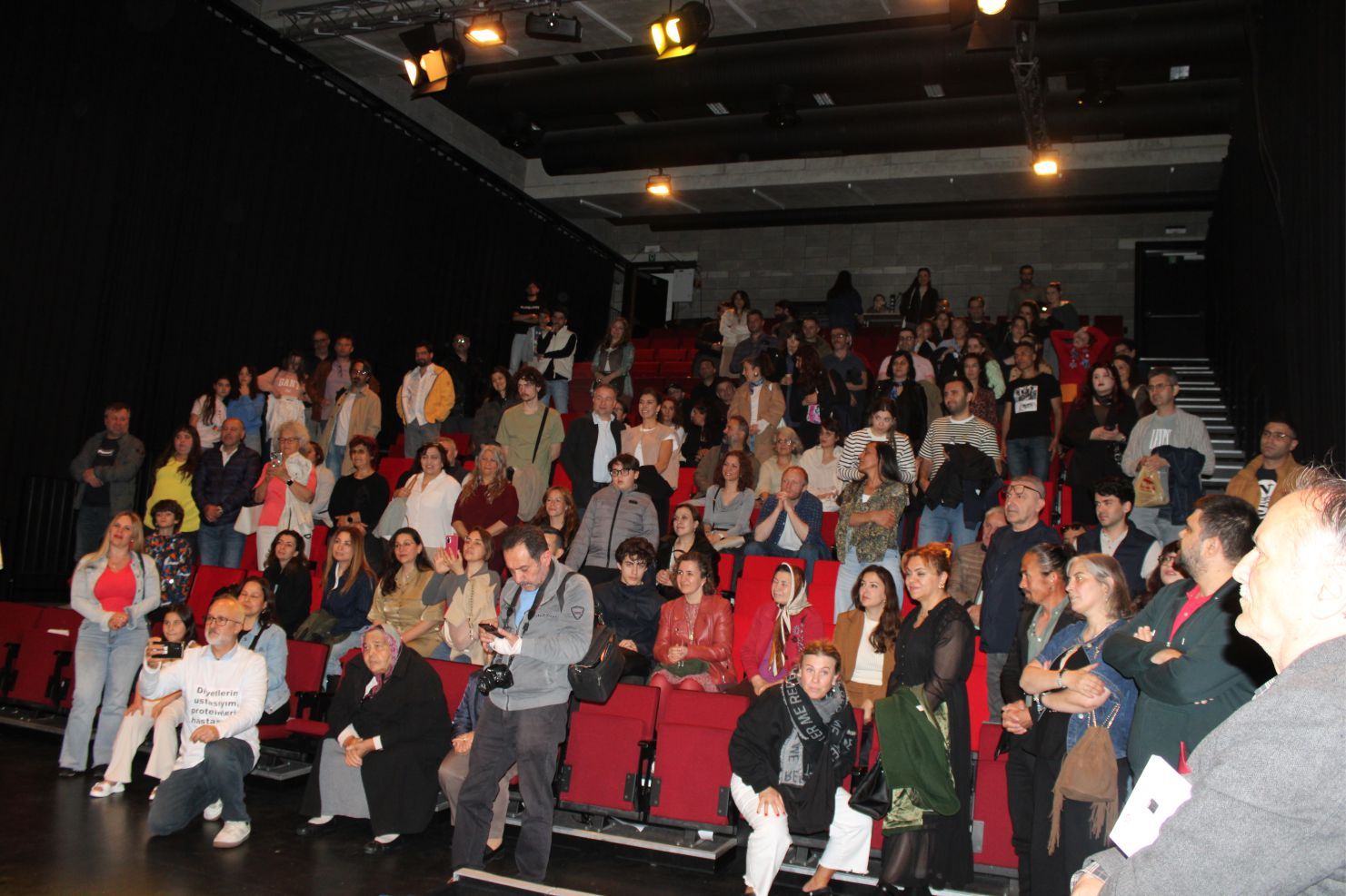 Binfikir Tiyatro'nun Sezon Finalinde Kahkaha ve Alkış Birbirine Karıştı