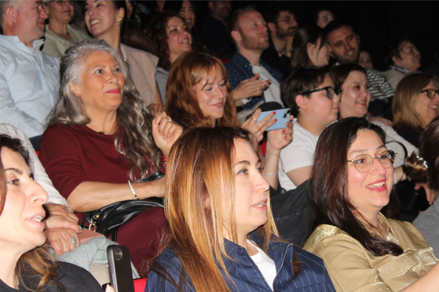 Binfikir Tiyatro'nun Sezon Finalinde Kahkaha ve Alkış Birbirine Karıştı