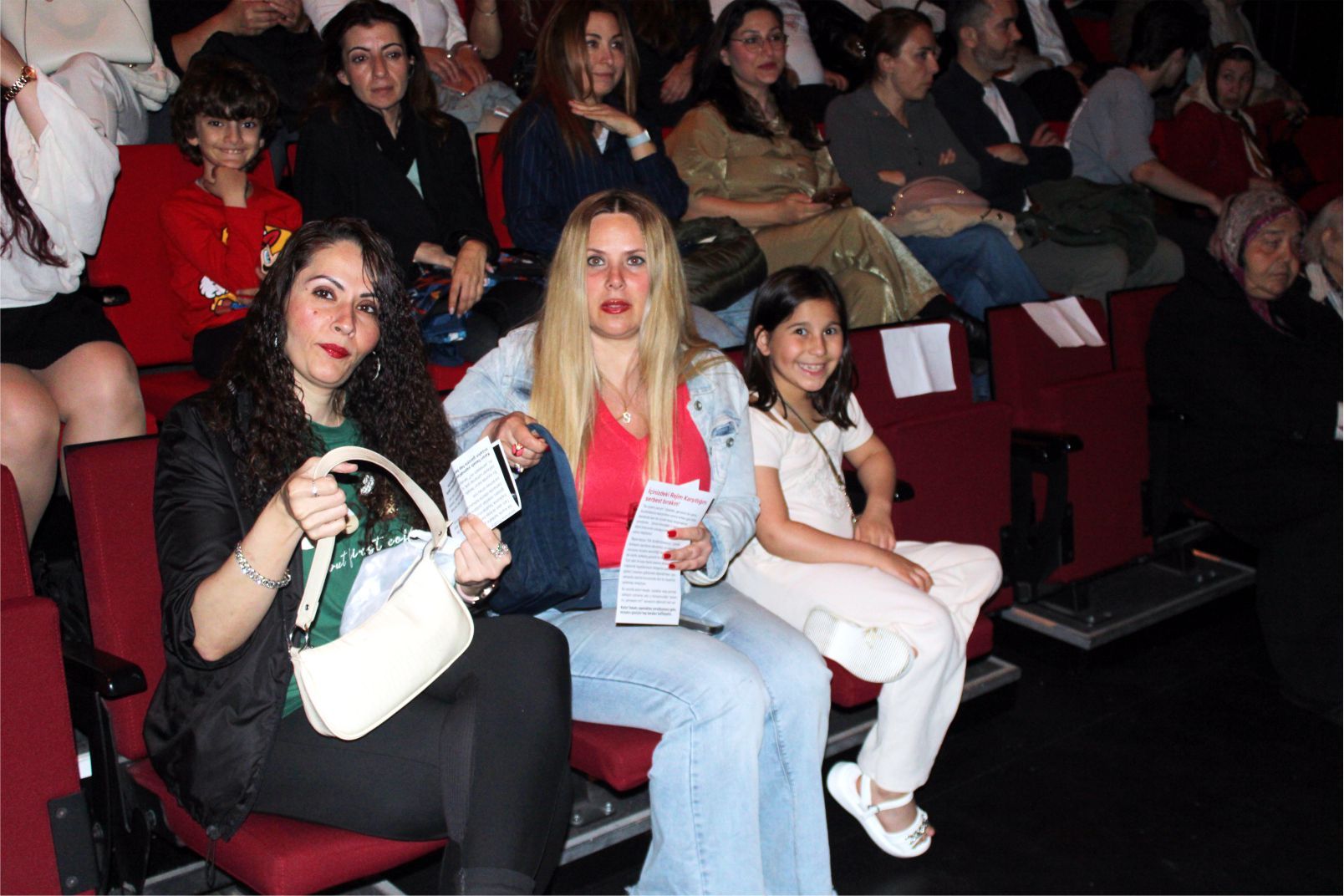 Binfikir Tiyatro'nun Sezon Finalinde Kahkaha ve Alkış Birbirine Karıştı