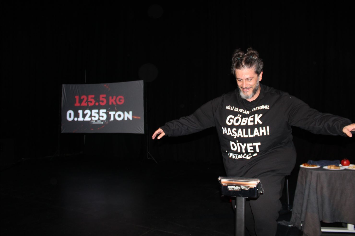 Binfikir Tiyatro'nun Sezon Finalinde Kahkaha ve Alkış Birbirine Karıştı