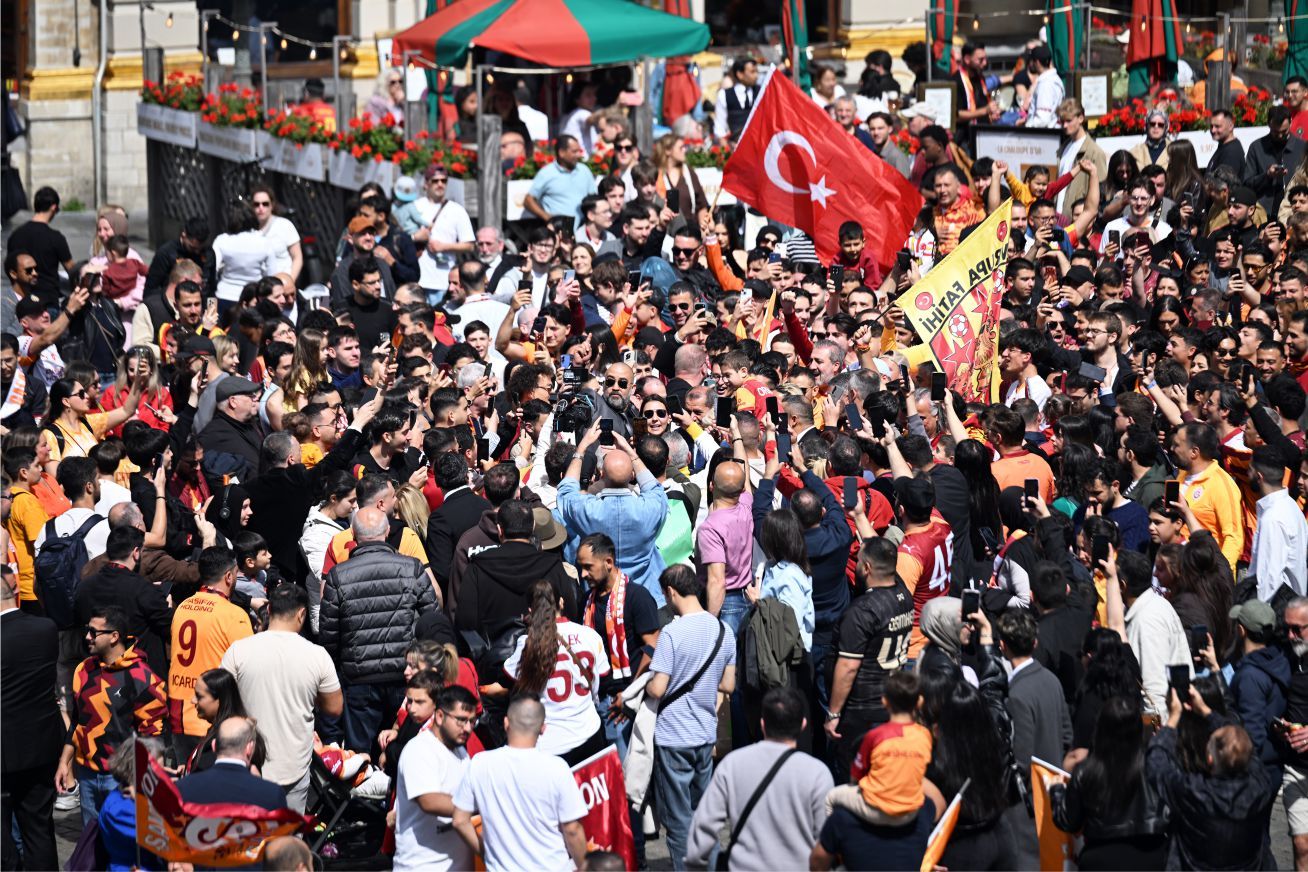 GALATASARAYLILAR AVRUPA’NIN KALBİNDE '26. SÜPER LİG ŞAMPİYONLUĞUNU' COŞKUYLA KUTLADILAR…