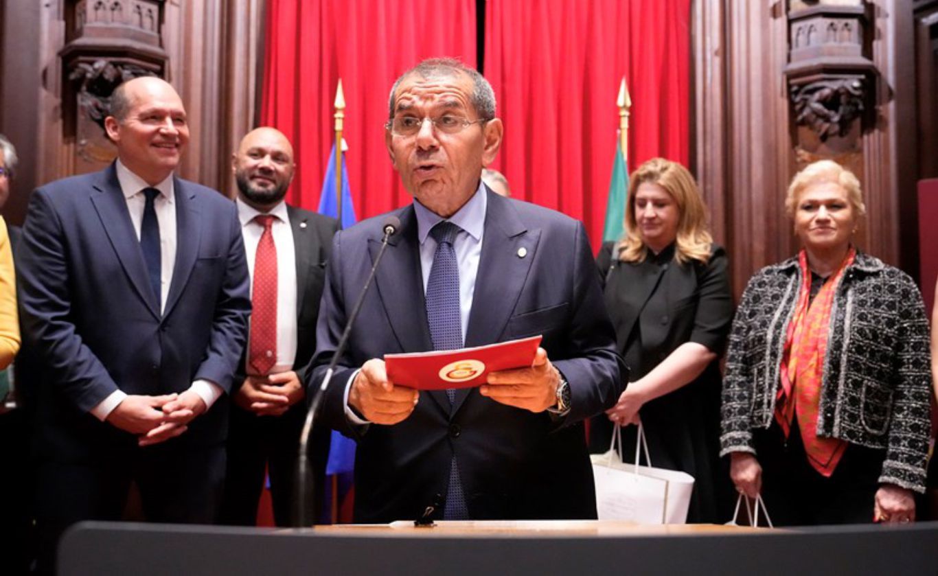GALATASARAYLILAR AVRUPA’NIN KALBİNDE '26. SÜPER LİG ŞAMPİYONLUĞUNU' COŞKUYLA KUTLADILAR…