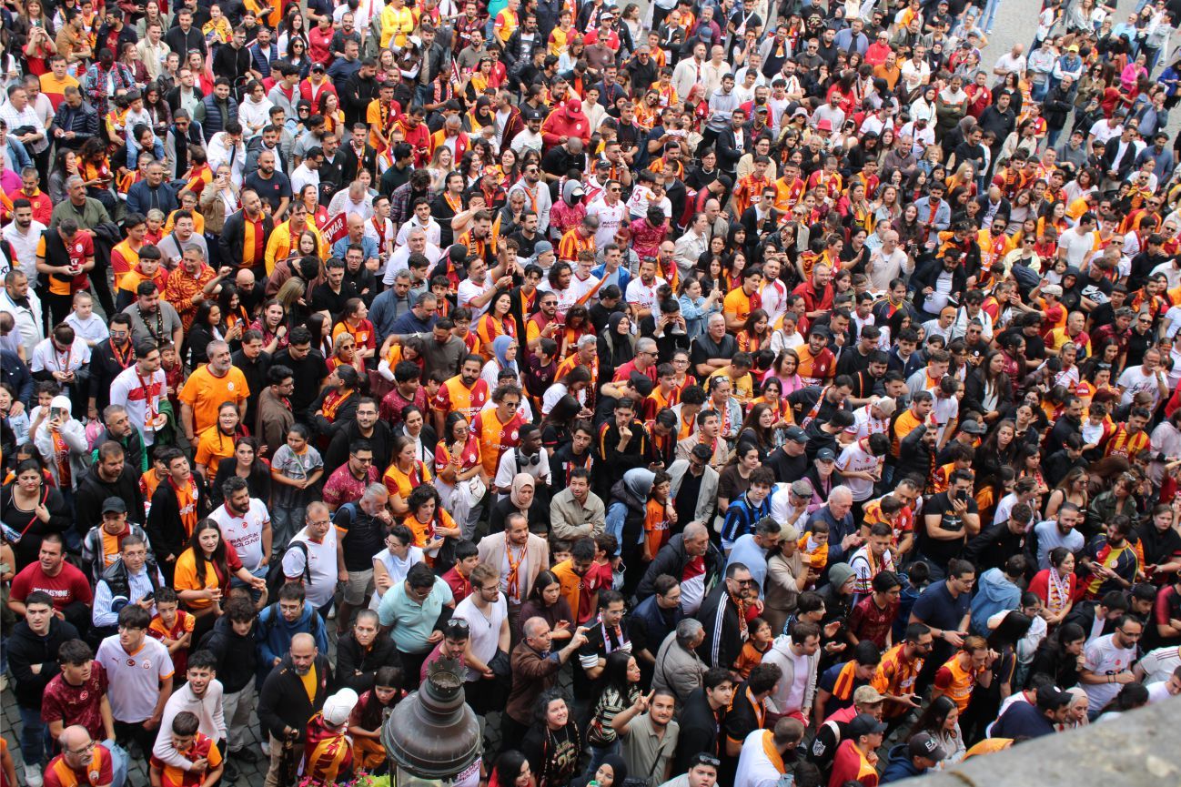 GALATASARAYLILAR AVRUPA’NIN KALBİNDE '26. SÜPER LİG ŞAMPİYONLUĞUNU' COŞKUYLA KUTLADILAR…