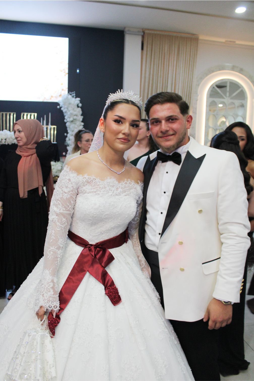 EDA İLE CÜNEYT, MUHTEŞEM BİR DÜĞÜN TÖRENİYLE EVLENEREK, DÜNYA EVİNE GİRDİLER…