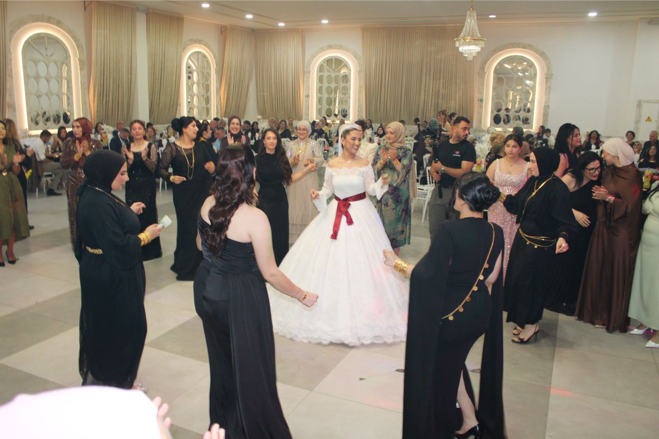 EDA İLE CÜNEYT, MUHTEŞEM BİR DÜĞÜN TÖRENİYLE EVLENEREK, DÜNYA EVİNE GİRDİLER…