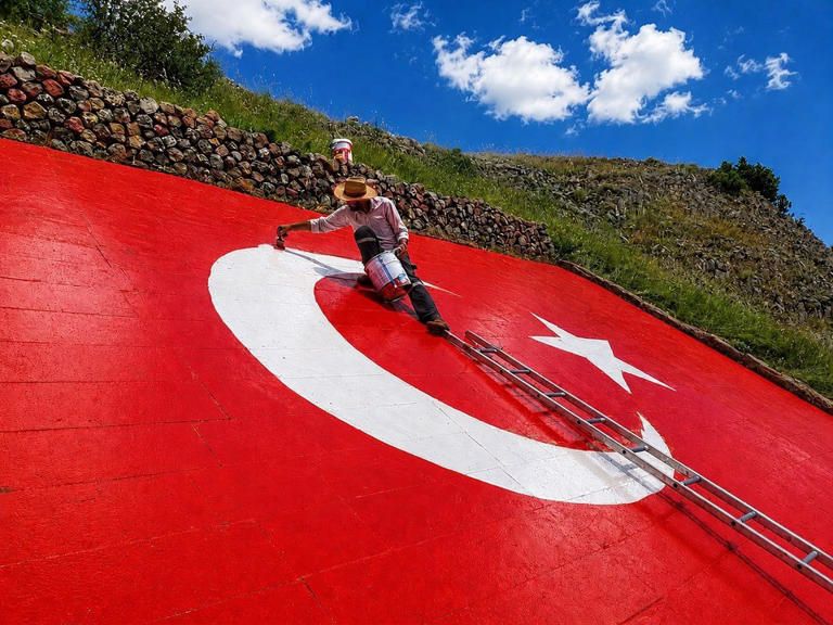 Kelkit Vadisi’nin simgesi dev Türk bayrağı yenilendi