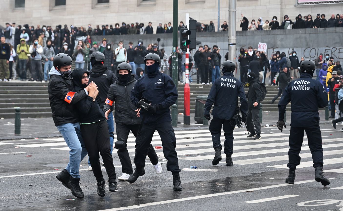 Grev kapsamında ülkede çok sayıda kişinin katılımıyla hükümet politikalarına karşı gösteri de yapıldı.