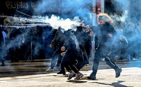 Brüksel'de eğitim reformlarını protesto eden öğrenciler ve polis arasında arbede yaşandı
