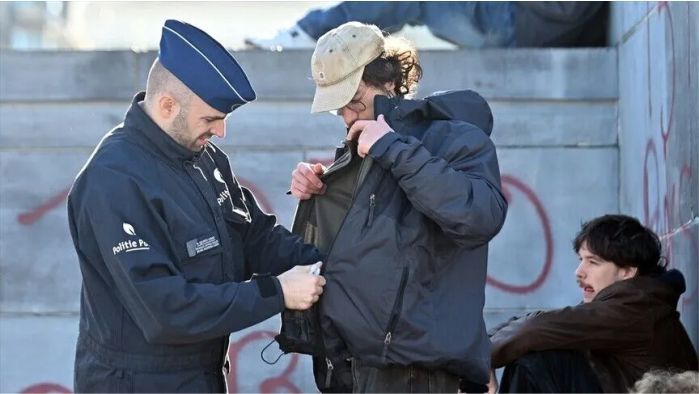 Brüksel'de eğitim reformlarını protesto eden öğrenciler ve polis arasında arbede yaşandı